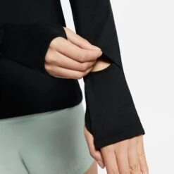 Nike Women's DRI-FIT Element Running Crew (010 - Black/Reflective Silver) -Cheap Brooks Store 414EE376 B17D 427C AC4A 6F04BD8452A4