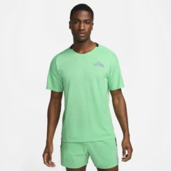 Nike Men's DRI-FIT Trail Solar Chase Short-Sleeve Running Top (363 - Spring Green/Gridiron)