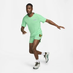 Nike Men's DRI-FIT Trail Solar Chase Short-Sleeve Running Top (363 - Spring Green/Gridiron) -Cheap Brooks Store DV9305 363 E PREM 2000